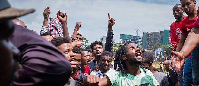 Mesquel Square a Addis-Abeba en septembre 2018 : la foule proteste a la suite de la mort de 23 personnes et du deplacement d'habitants de Burayu.
 