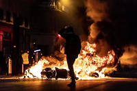  Une moto incendiee par des Gilets jaunes dans une rue parisienne le 8 decembre dernier. 