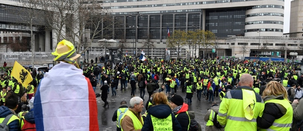 "Gilets jaunes": mobilisation nationale a Bourges et Paris a trois jours du grand debat