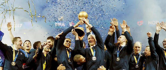 La joie de l'equipe masculine de handball, titree championne du monde l'an dernier a l'issue d'une competition organisee dans l'Hexagone. Le handball est le seul sport ou la France est championne du monde chez les filles comme chez les garcons. 