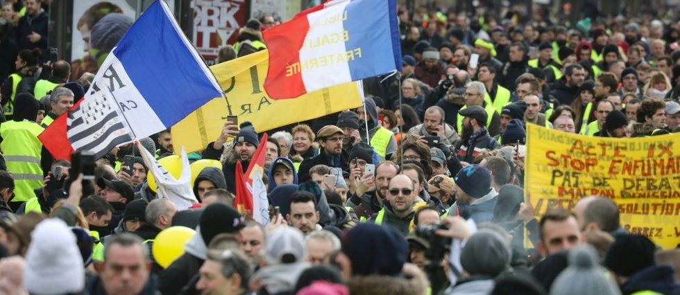 A Paris, plusieurs milliers de "gilets jaunes" manifestent dans le calme