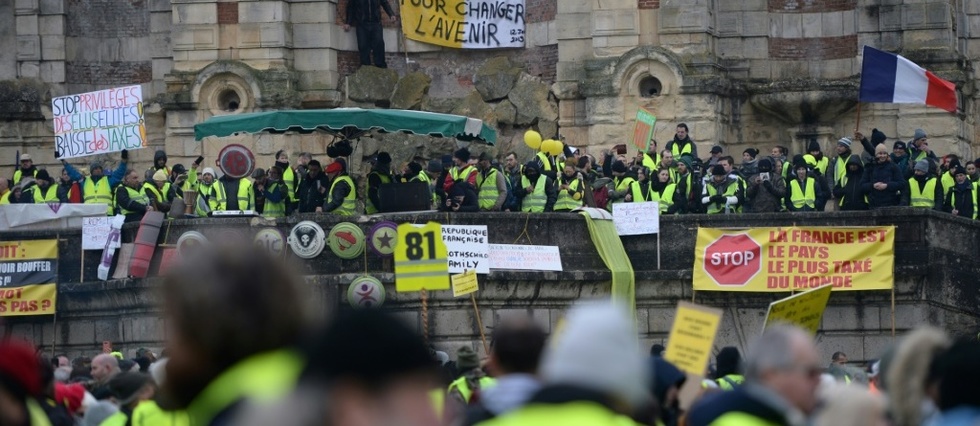 "Gilets jaunes": 1.200 manifestants ont commence a se rassembler a Bourges