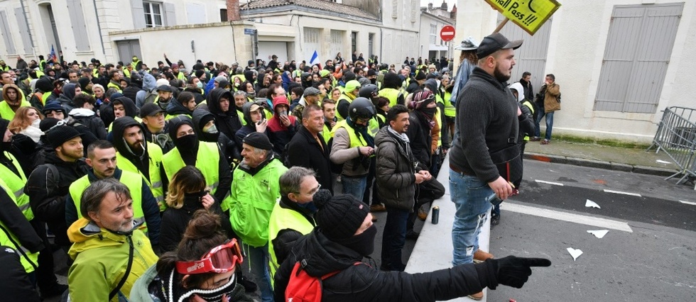 A Paris, dans les pas des milliers de "gilets jaunes" entre Bercy et l'Etoile