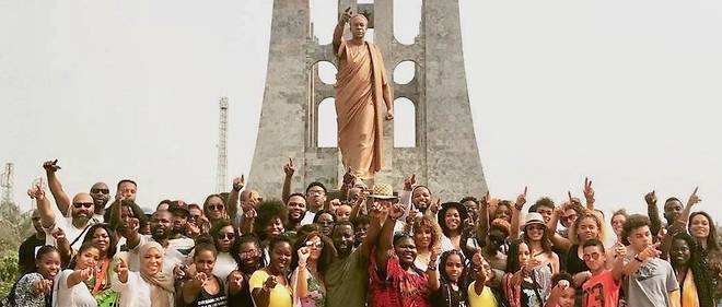 
Devant le mausolee de Kwame Nkrumah, une partie du groupe de personnalites afro-descenantes dont l'escrimeuse Ibtihaj Muhammad a gauche et l'actrice Gabourey Sidibe au milieu.

