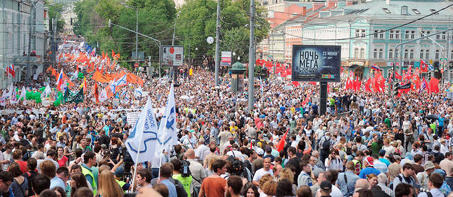 Pendant de nombreuses semaines, des manifestants se sont regroupes place Bolotnaia a Moscou pour contester le resultat des elections.