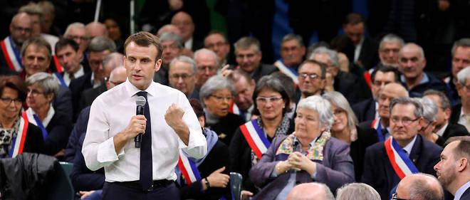 Emmanuel Macron, au milieu des maires normands.