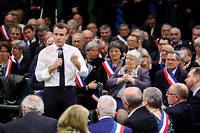  Emmanuel Macron, au milieu des maires normands.  ©LUDOVIC MARIN