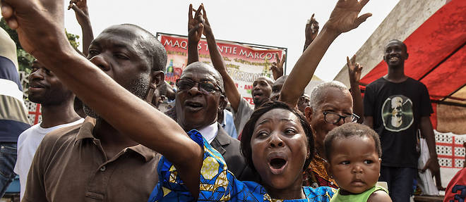 La foule des partisans de Gbagbo manifeste sa joie a la nouvelle de l'acquittement de l'ex-president ivoirien.