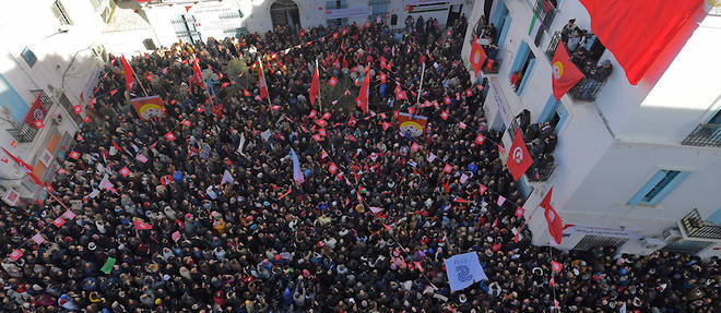 L'UGTT a appele a une greve de 24 heures des 677 000 fonctionnaires et 350 000 employes des entreprises publiques, soit un million de personnes, representant pres d'un quart de la population active tunisienne.