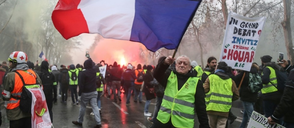 Les Gilets Jaunes De Nouveau Dans La Rue Sans Heurts