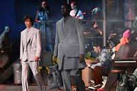 Color&eacute;, streetwear ou drap&eacute;: le costume s'impose sur les podiums &agrave; Paris