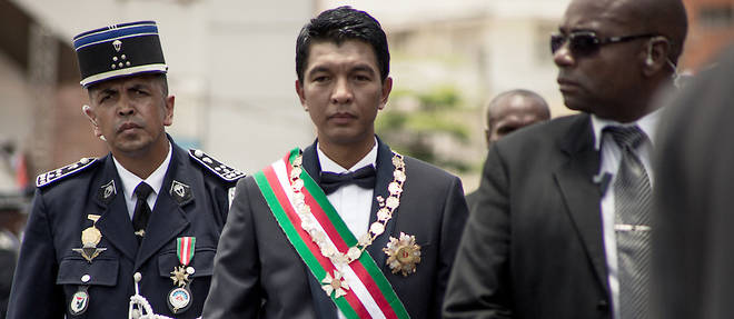 Andry Rajoelina, president elu le 8 janvier, a prete serment dans la matinee de ce samedi 19 janvier dans le grand stade de la capitale, devant une foule de pres de 40 000 personnes. 