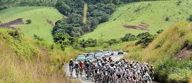 Le peloton lors de la premiere etape de la Tropicale, entre Bongoville et Moanda.