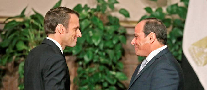 Face a un president egyptien au sourire fige, Emmanuel Macron a plaide pour une reforme de la loi qui place les ONG sous le controle de l'Etat, ainsi que la levee du blocage de 500 sites web.