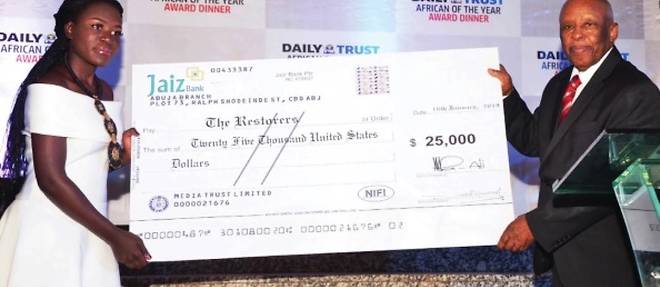 
L'ancien president du Botswana, Festus Mogae, remet le cheque de 25 000 $ a Stacy Owino, une des cinq << Restorers >> laureates du Daily Trust African of the Year Award 2018.
 
 