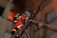  La parole du sapeur-pompier sur l’échelle qui aide à descendre d’un immeuble en feu, sa présence dans l’ambulance, c’est déjà un accompagnement psychologique  ©Benoit Moser/AP/SIPA