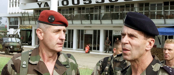 Le general Henri Bentegeat (a droite), alors chef d'Etat-Major des armees a Yamoussoukro en decembre 2002, en compagnie du general Emmanuel Beth, aujourd'hui decede, alors commandant de la force Licorne en Cote d'Ivoire.