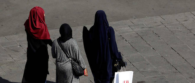 Il etait deja interdit aux enseignants du canton de Geneve de porter des symboles religieux visibles, y compris le hijab