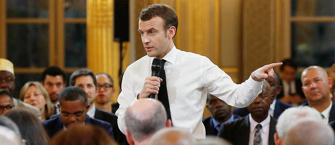 Le chef de l'Etat Emmanuel Macron ici le 1er fevrier debattant avec des maires dans le cadre du grand debat national qu'il a lance en reponse au mouvement des Gilets jaunes.