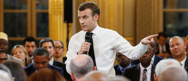  Le chef de l'État Emmanuel Macron ici le 1er février débattant avec des maires dans le cadre du grand débat national qu'il a lancé en réponse au mouvement des Gilets jaunes. 