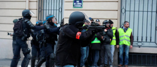Policier arme d'un lanceur a balle de defense (LBD 40) lors d'une manifestation de Gilets jaunes, a Paris le 9 fevrier.  