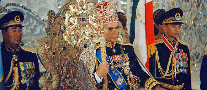 Le shah d'Iran Mohammad-Reza Pahlavi, assis sur le trone du Paon, en octobre 1967. 
