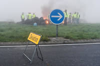  Au rond-point de Carbonne (31) dans un épais brouillard, une trentaine de manifestants des Gilets jaunes avec des tracteurs filtrent les véhicules tout en brûlant quelques pneus et des slogans sur les tracteurs.  ©Laurent Ferriere