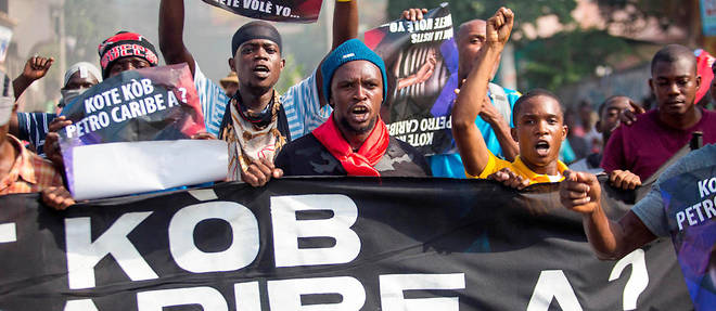 Des manifestants haitiens denoncent la corruption qui entoure l'affaire "Petro Caribe".