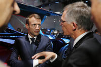  Emmanuel Macron n'ecoute pas suffisamment les alertes du patron de PSA, Carlos Tavares (a droite au Mondial de l'Auto), sur le soutien aveugle a la voiture electrique. 