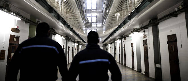 L'administration penitentiaire veut amener le grand debat en prison pour y faire participer les detenus.