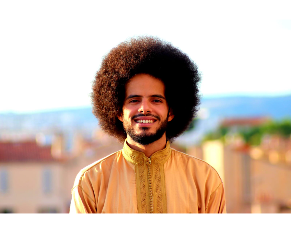 Yassin Alami,, cofondateur du mouvement "Hrach is beautiful", prépare des tutos beauté du cheveu naturel pour hommes. ©  DR