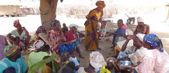 Reunion de sensibilisation contre les mutilations genitales feminines au Mali.