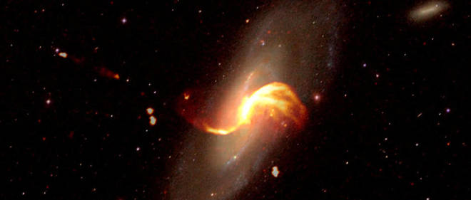 La galaxie spirale M106 est vue ici dans une image optique (Sload Digital Sky Survey), avec les emission radio LOFAR superposee (en jaune orange). Les structures radio brillantes au centre de la galaxie ne sont pas de veritables bras spiraux mais seraient le resultat de l'activite du trou noir supermassif central de la galaxie.