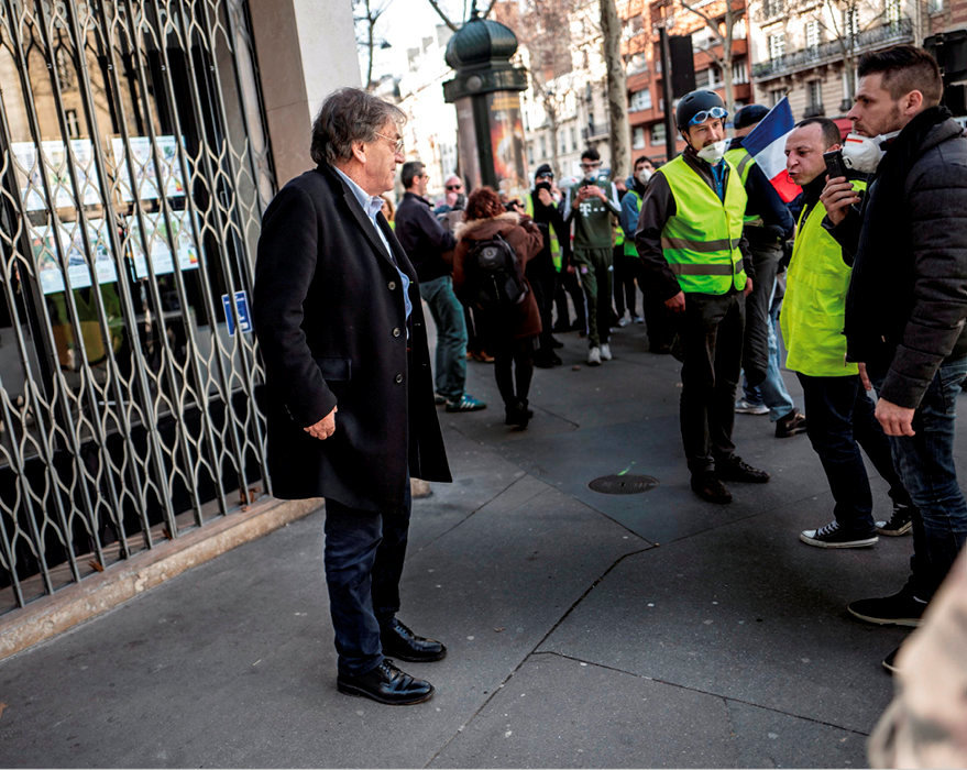 
        Le choc. Ce 16 fevrier, en marge de la manifestation des gilets jaunes, a Paris, Alain Finkielkraut a ete victime d'insultes antisemites alors qu'il regagnait son domicile.  Le lendemain, le philosophe a declare qu'il ne porterait pas plainte, se disant << ni victime ni heros >>.