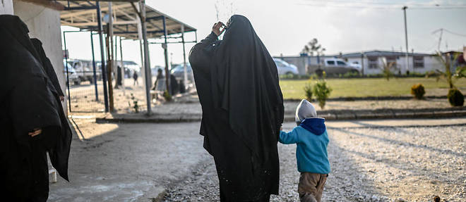Une Francaise et son enfant detenus dans le camp de al Hol, dans le nord-est de la Syrie apres la chute du dernier fief de l'Etat islamique.  
