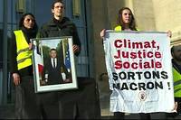 Des militants du climat d&eacute;crochent le portrait de Macron en mairie