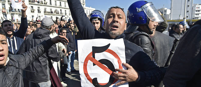 Des policiers algeriens tentent de disperser une manifestation contre la candidature du president algerien a un cinquieme mandat, le 22 fevrier 2019 a Alger.