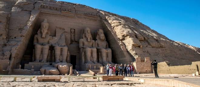 En Egypte, la statue de Ramses II illuminee par le soleil