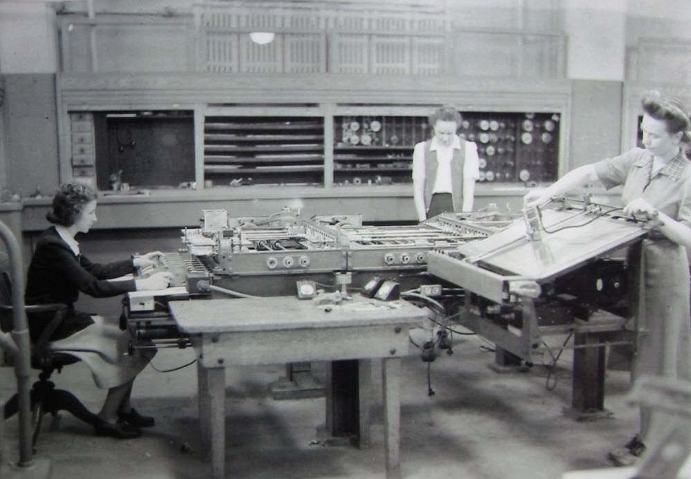 <p>La mathématicienne Kay McNulty (à gauche) a été une des premières programmeuses de l’Eniac, le premier ordinateur numérique électronique générique, ici à l’Université de Pennsylvanie.</p><section class=