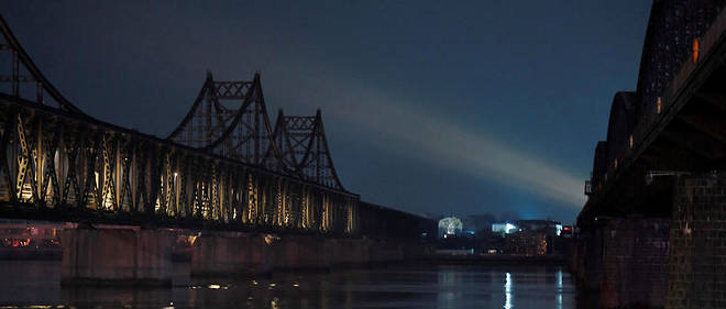 Le convoi a traverse apres 21 heures (13 heures GMT) le pont qui relie la Coree du Nord a la ville chinoise de Dandong