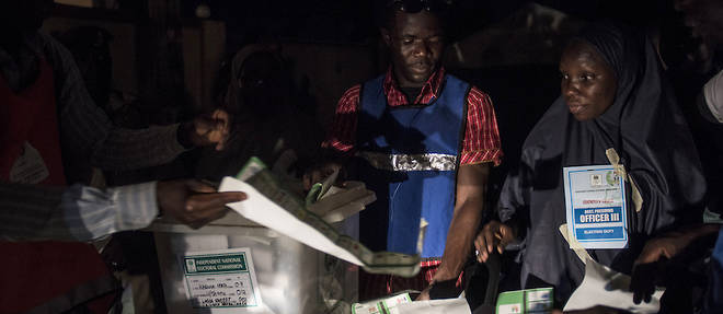 Des employes de la Commission electorale procedent au decompte des voix dans un bureau de vote de Kaduna le 23 fevrier 2019.
 
 
