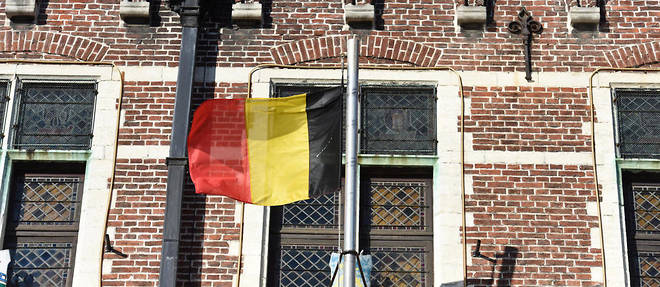 Le parlement de la communaute germanophone de Belgique (troisieme communaute du pays avec 76 000 habitants) a vote un decret concernant la creation perenne d'un conseil de 24 citoyens tires au sort pour s'impliquer dans la vie politique.