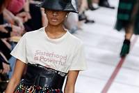 Dior revisite le New Look dans l'esprit british et f&eacute;ministe