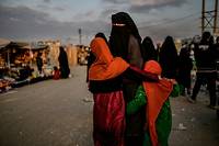 Au camp d'Al-Hol, des femmes jihadistes taiseuses et sous tension