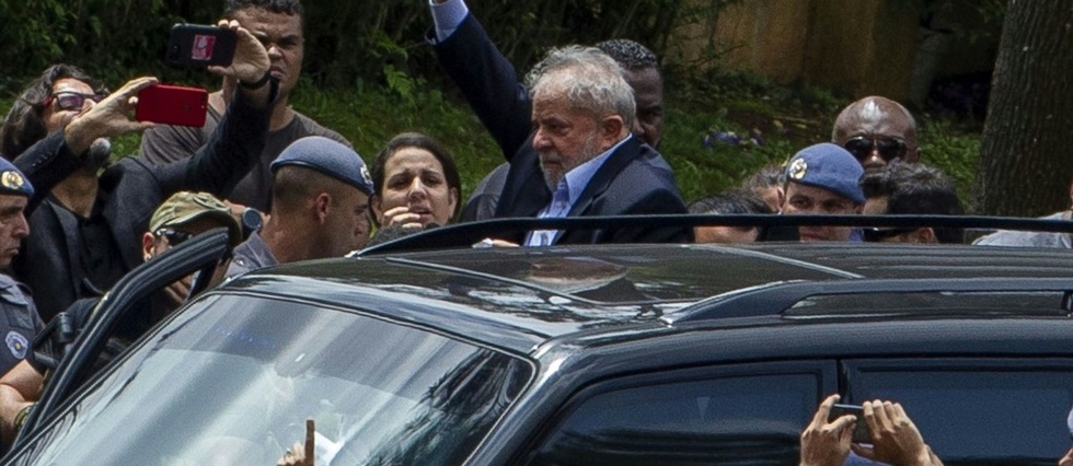 Bresil: Lula acclame par ses sympathisants aux obseques de son petit-fils