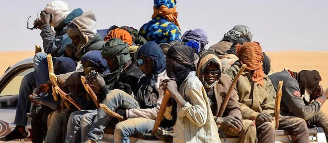 Un groupe de migrants originaires du Niger et du Nigeria, pres de la frontiere du Niger et de la Libye, en janvier 2019.