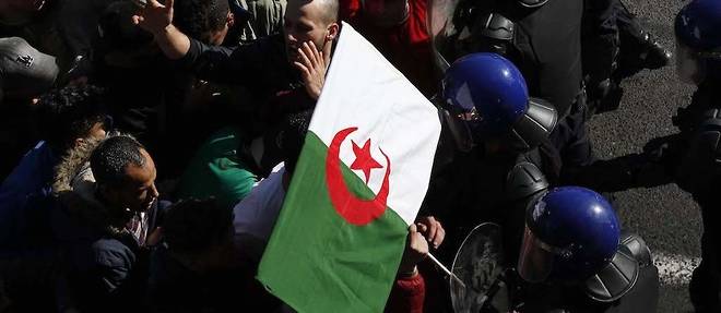 Le chef de l'Etat algerien a depose dimanche sa candidature a la presidentielle. Dans une lettre, il a promis, s'il etait elu le 18 avril, l'organisation d'une election anticipe a laquelle il ne participerait pas.