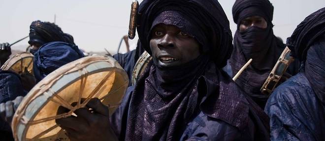 A Agadez, avec un joueur de Bianou, tambour traditionnel de la region.