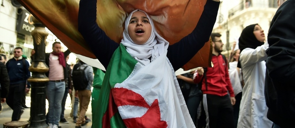 Algerie: la contestation se poursuit, l'armee met en garde les manifestants