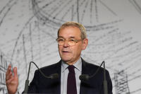  Jean-Jacques Aillagon fut ministre de la Culture de 2002 à 2004 et conseiller de François Pinault, propriétaire du «  Point » , dans ses activités culturelles. 